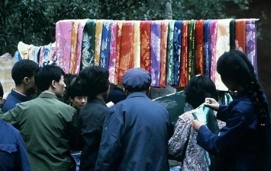 1972年，中国徐州市的织布厂成功地织出了一种全新的化纤布料，名为“的确良”。每