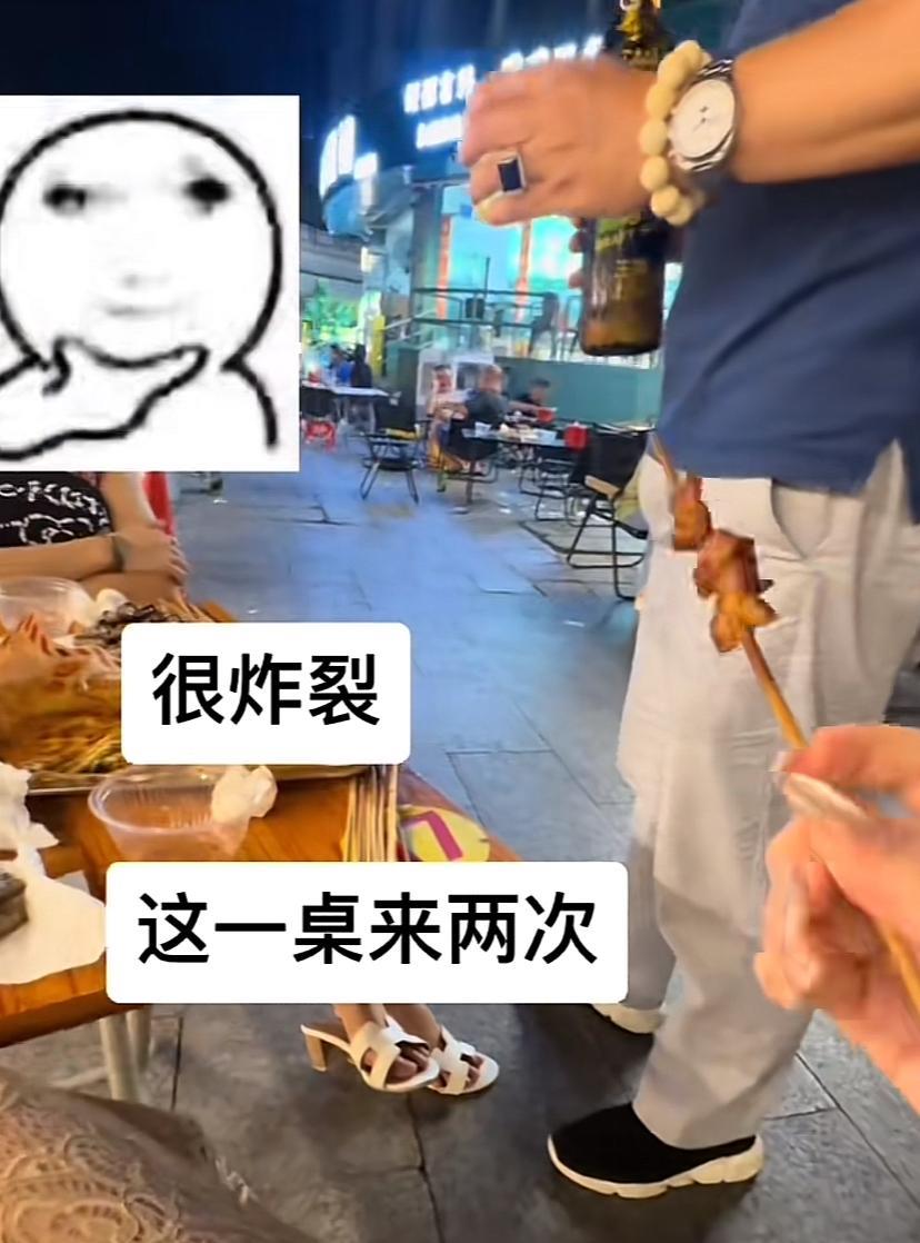 “太霸气了！” 广西南宁，两女子打扮的时尚漂亮，在夜间去吃路边摊，吃的正开心，邻
