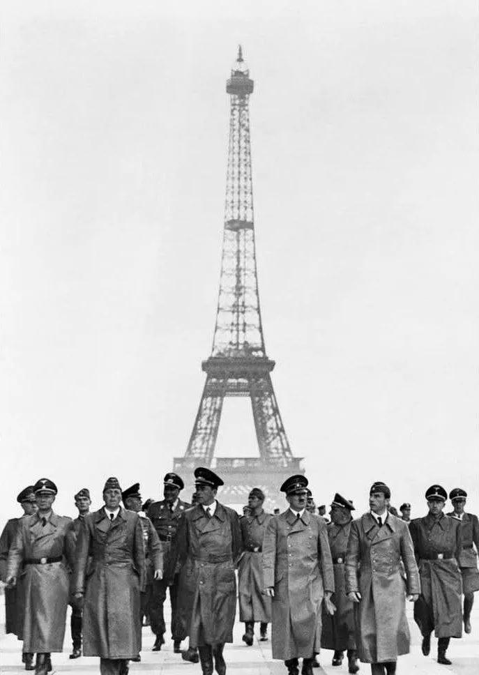 【老照片】1940年6月，巴黎铁塔下的阿道夫·希特勒，这个纳粹头子最后的下场就是