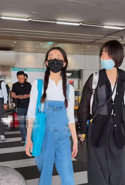 19岁黄多多机场造型青春爆棚，邻家女孩氛围感直接拉满
近日，有网友在机场惊喜偶遇