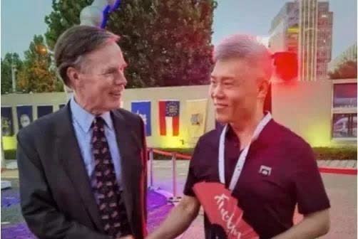 这家伙终于现出原形了，钱多得不像话！

嘴上说一套，实际做一套。
以前没少