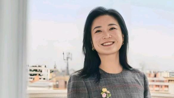 43岁贾玲的米兰亮相，为何令人眼前一亮？