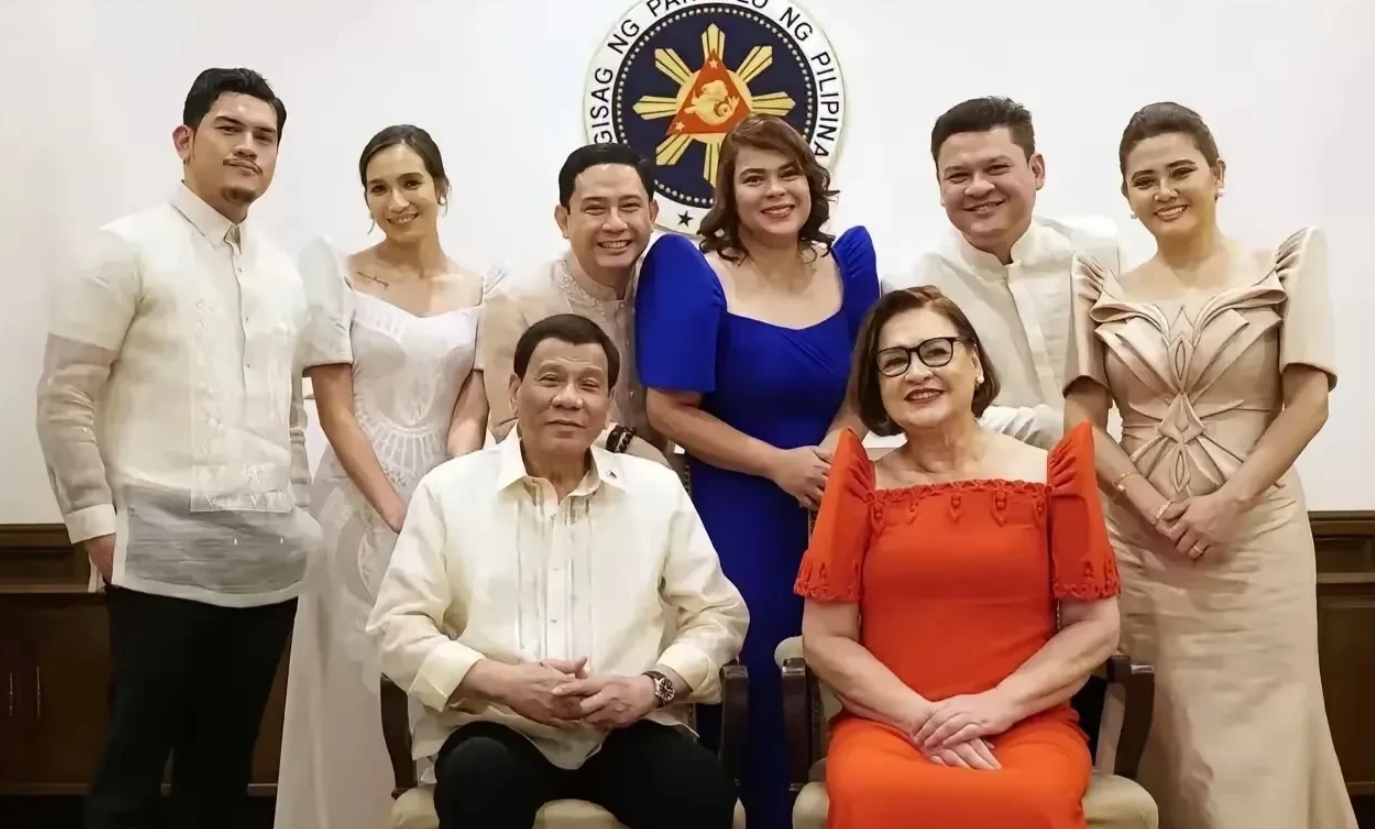 杜特尔特一生有两任妻子，四个子女。

第一任妻子伊利莎白，是一位空姐，二人共育有