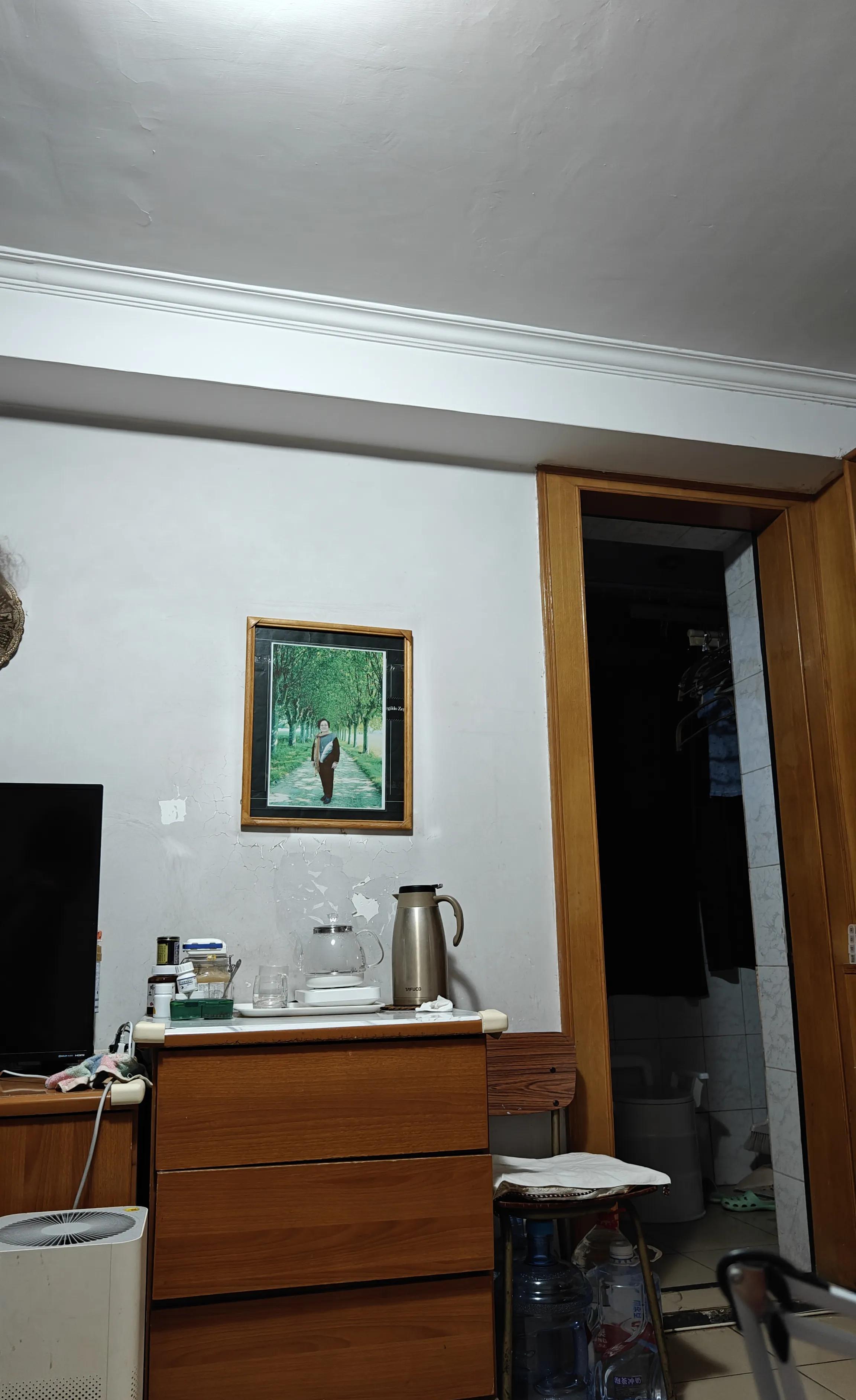 墙上爸妈的合影，被老妈换成了她自己的单人照。



83岁的老妈，体重从150斤
