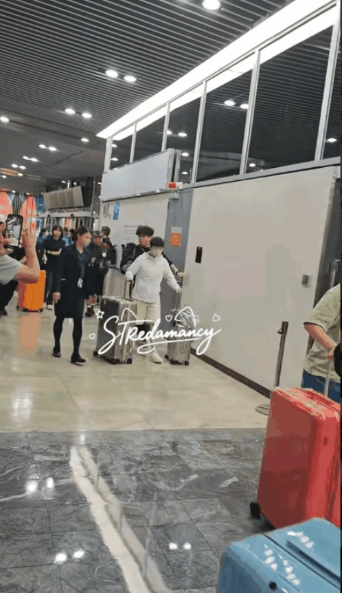 9.6厦门航空小姐姐加鸡腿，把莎莎照顾的不错！

今天下午国乒队到达厦门，
女队