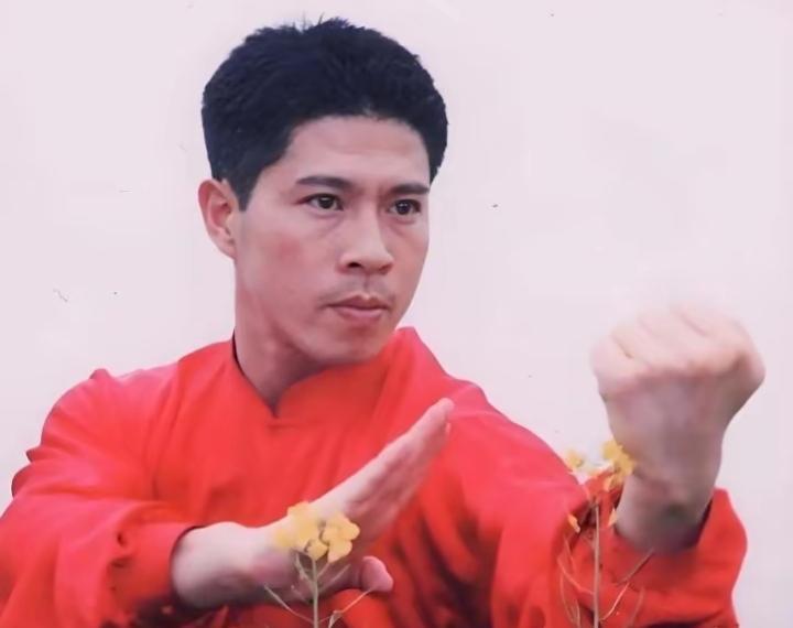 八十年代武林名将王建军，中国棍术名家，原北京武术队队员，位列中国武林四杰之一