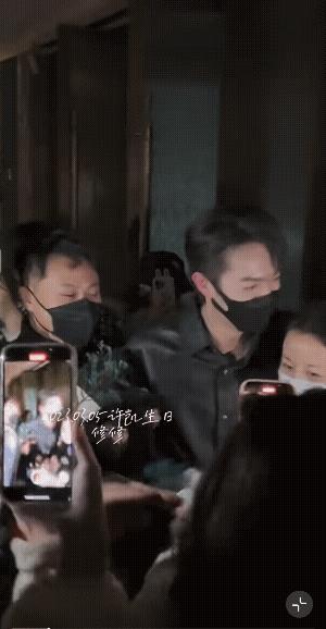 这场面壮观不？这是2023年许凯的生日那天，咱们也不知道这是在哪？总之alaso
