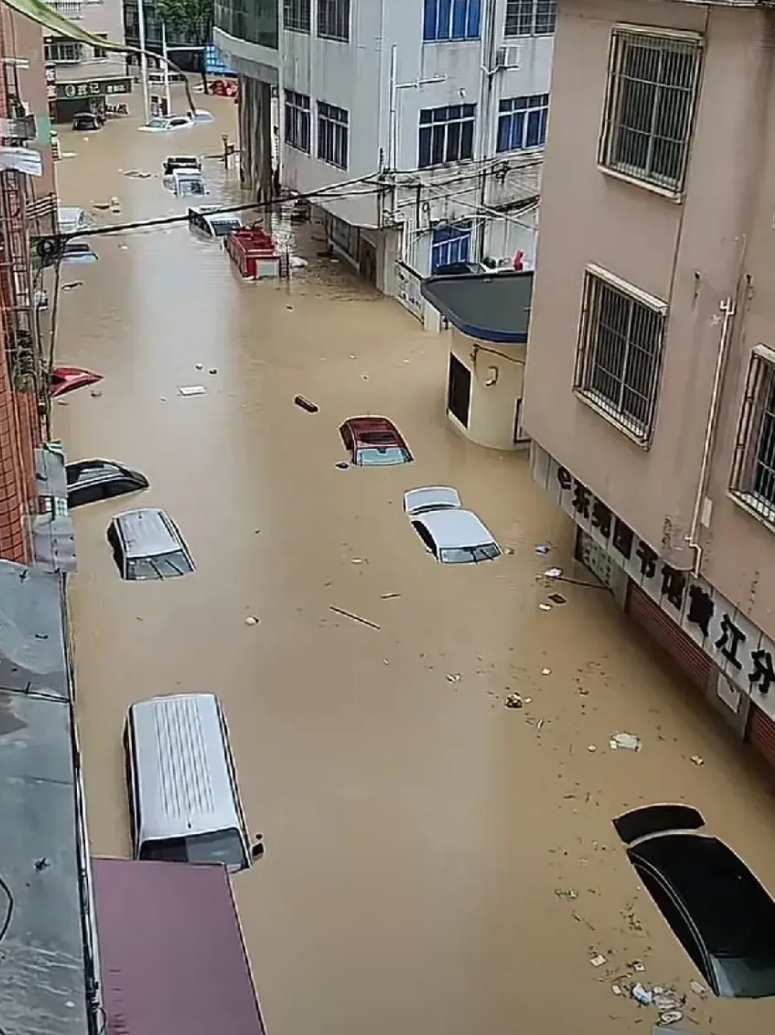 深圳这钱没白花
昨天晚上这场雨，我在深圳开车30年，这恐怕是唯二的雨量级别，最大