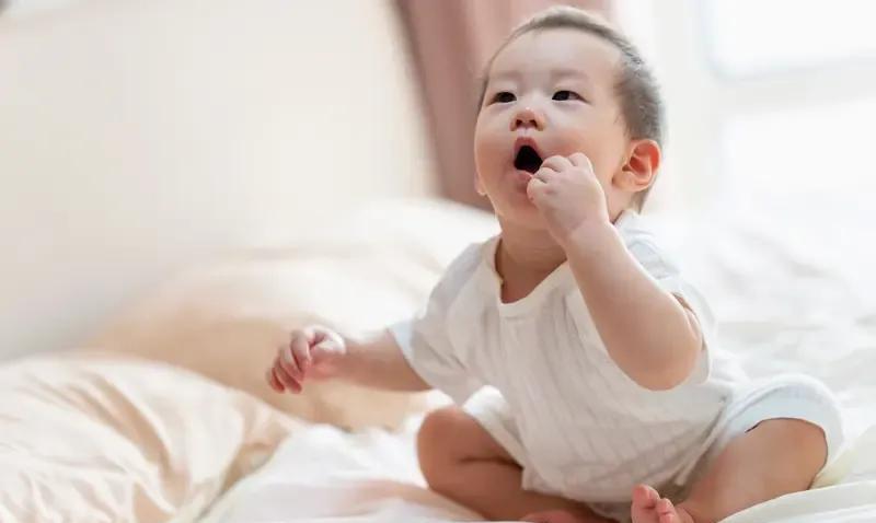 一、基础护理：从喂养和生活习惯调整
1. 母乳喂养妈妈调整饮食
- 若宝宝是纯母