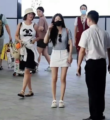 我说赵露思是矮个子嘛，你们还不信