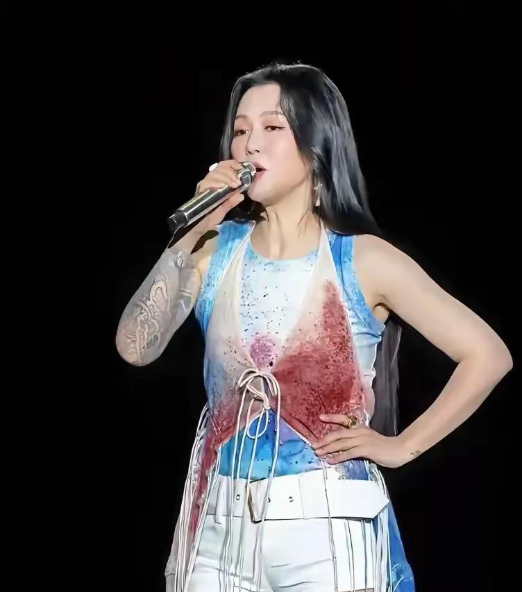 最近谭维维可是频频出现在大众视野里，着实火了一把！她为40集重大革命历史题材电视