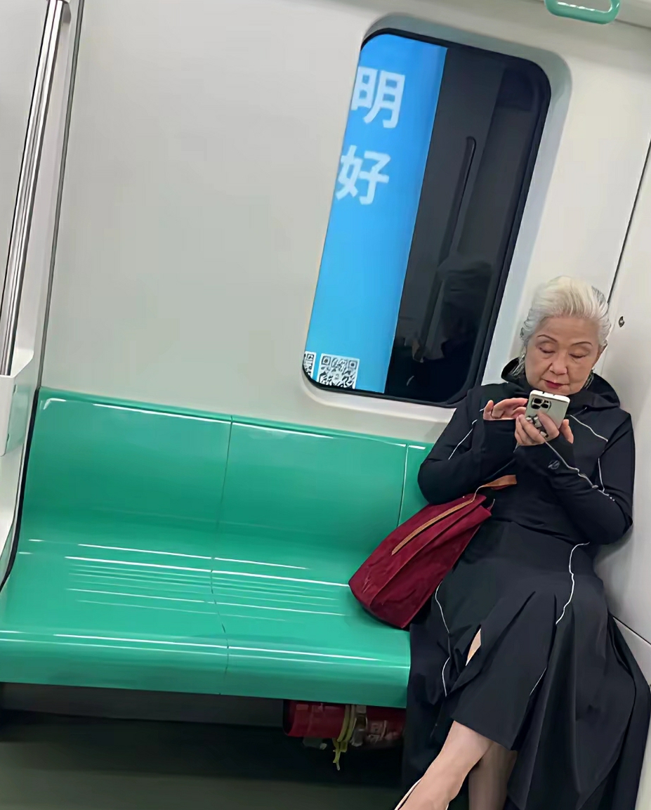 都这么老了，还爱打扮，化这么浓的妆好吗？