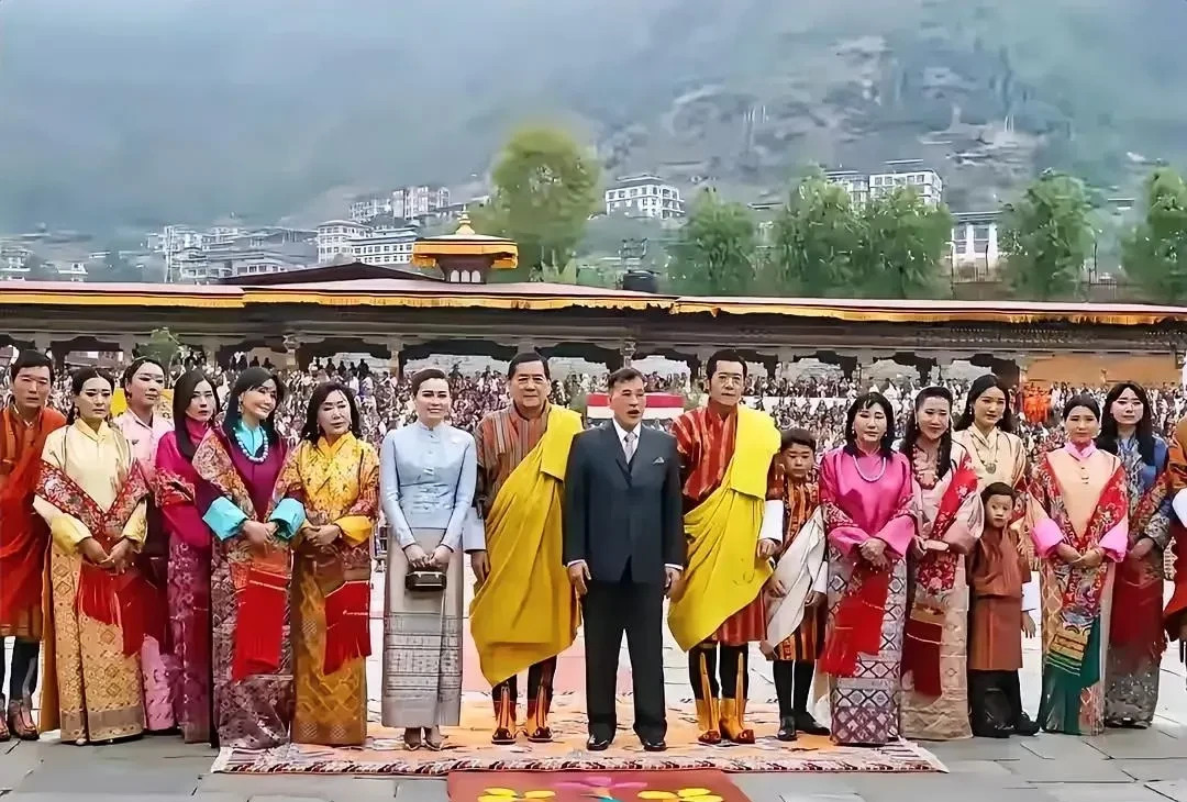 泰国国王合影C位霸气十足











哎呦喂，您瞧瞧这张照片！泰国国王