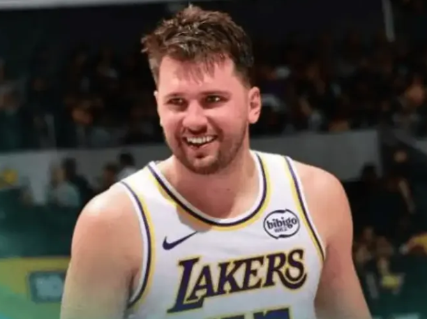 东契奇确实该改变一下打法了。让出一点球权吧。
其实东契奇把自己当成大号的欧文，也