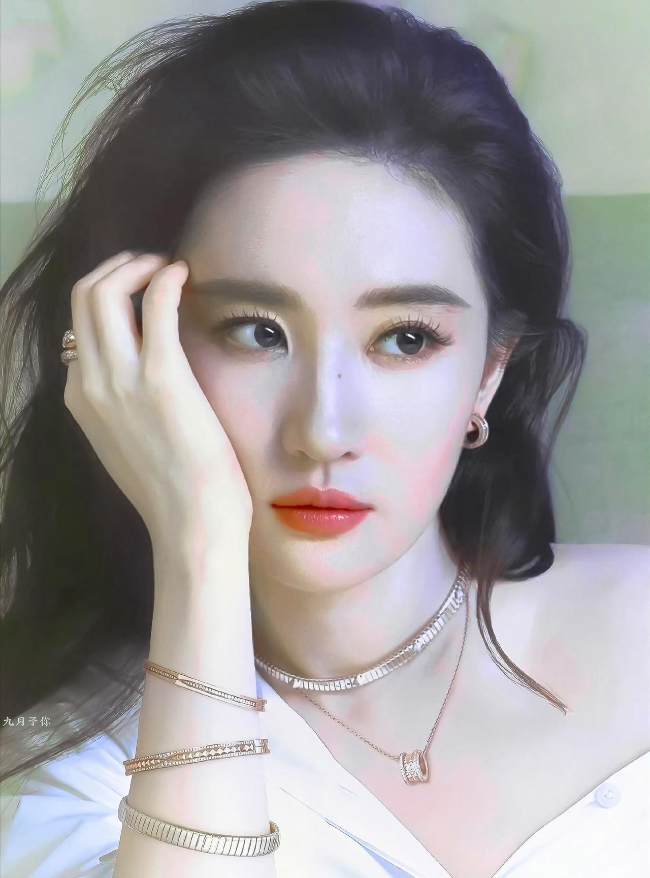 真是高手在民间啊，刘亦菲的粉丝为刘亦菲画的画像和本人几乎毫无差别，用画像把刘亦菲