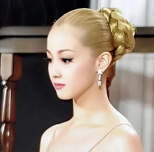 “一个月5次，超过按50万一次收费！”2009年，“亚洲第一美人”泽尻英龙华在婚