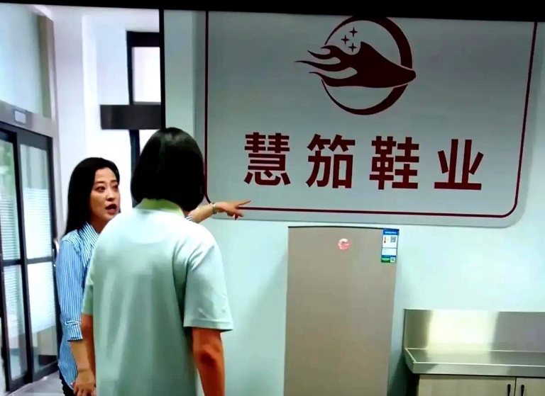 《我的后半生》第二十四集预告来了：

太不可思议了，丽娜的服装遭到恶意退货。
