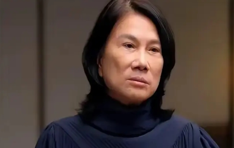 董小姐估计肺都快气炸了。
一觉醒来，满世界都在传，说她家的格力空调，线上居然被小