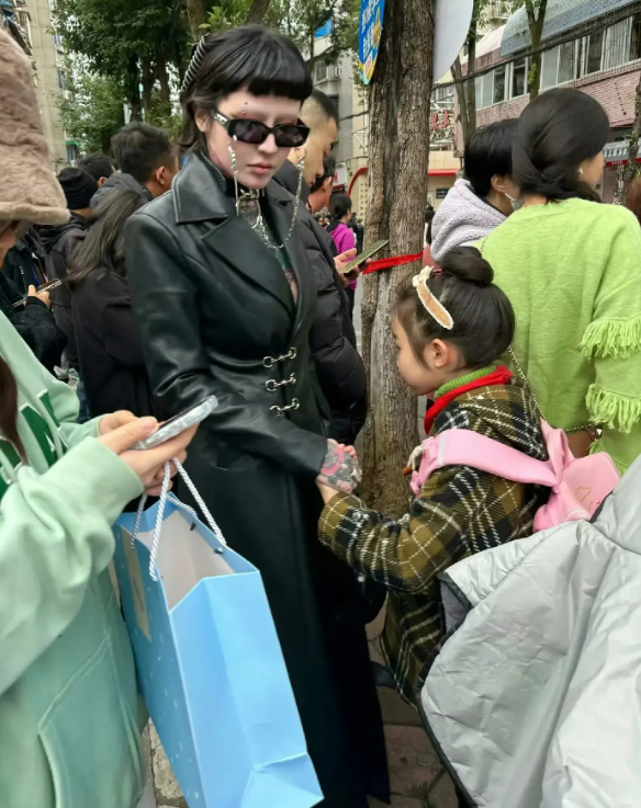 这位家长太潮了吧，人群中十分引人注目