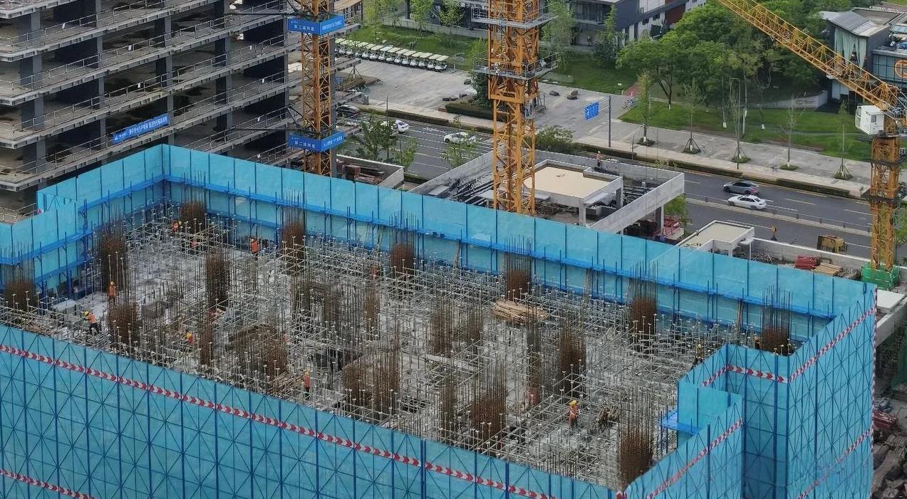 小刘暑假跟着父亲去工地上体验生活，说是体验生活，其实想挣点钱在学校里面用。去了半