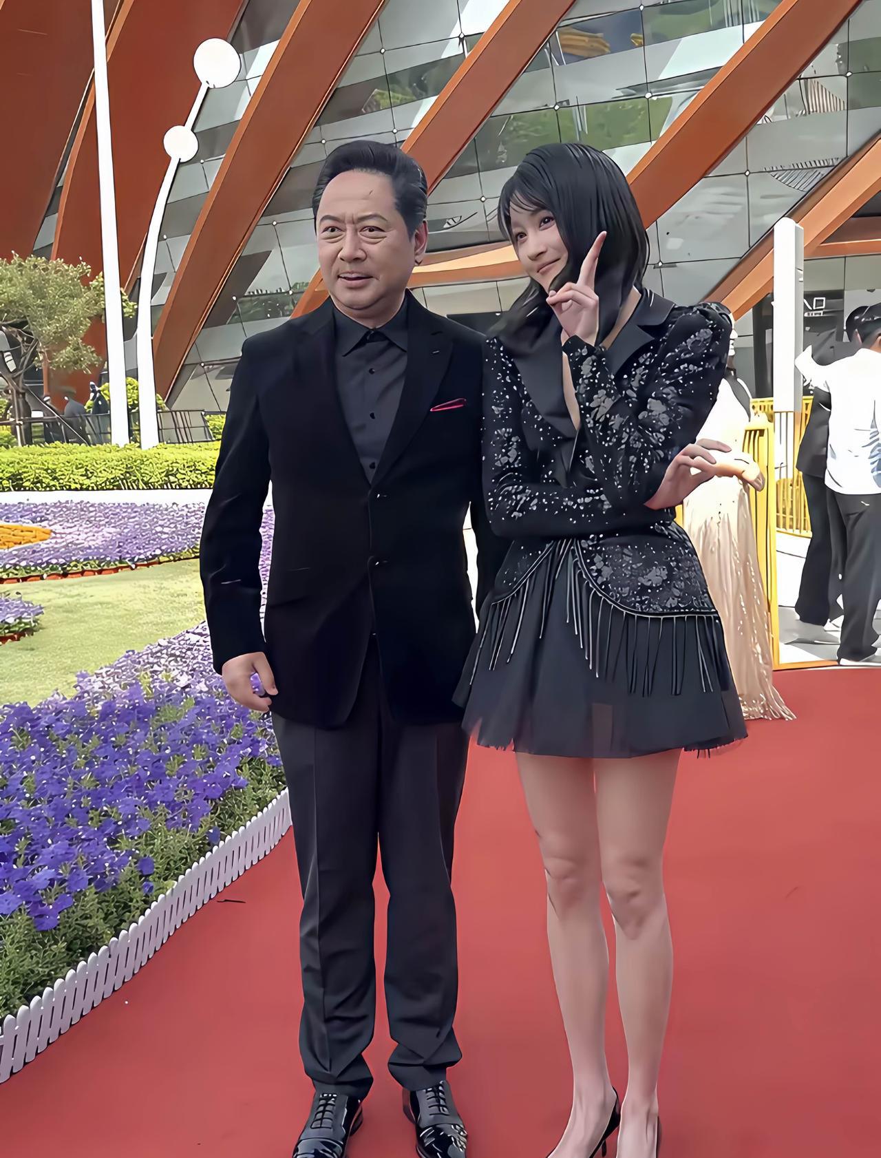 关晓彤无时无刻的，不在秀她那双细长美腿，这身材确实好到美啊。#关晓彤# #关晓彤
