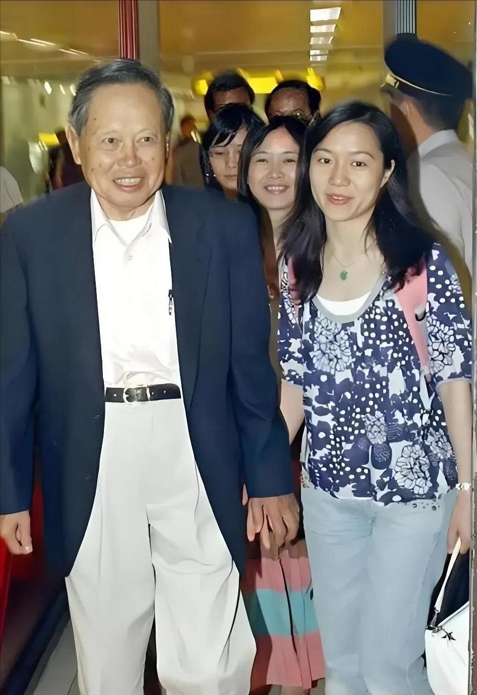 一个被窝睡不出两种人，翁帆照顾21年被群嘲，杨振宁也不无辜。
杨振宁先生的名字又
