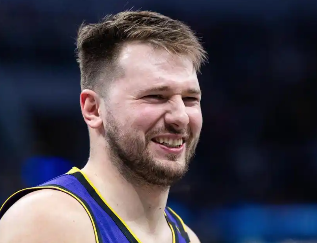 湖人这赛季或许可以争冠
我现在都还在回想詹姆斯跟字母的肉搏大战，联赛里还有其他人