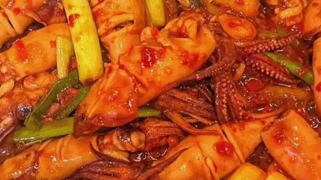 秘制酱炒鱿鱼：鲜香嫩滑的家庭聚会必备美味