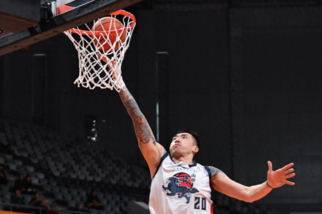 1月6日晚，山东高速男篮在福建晋江迎来了CBA常规赛第11轮的比赛：客场对阵福建