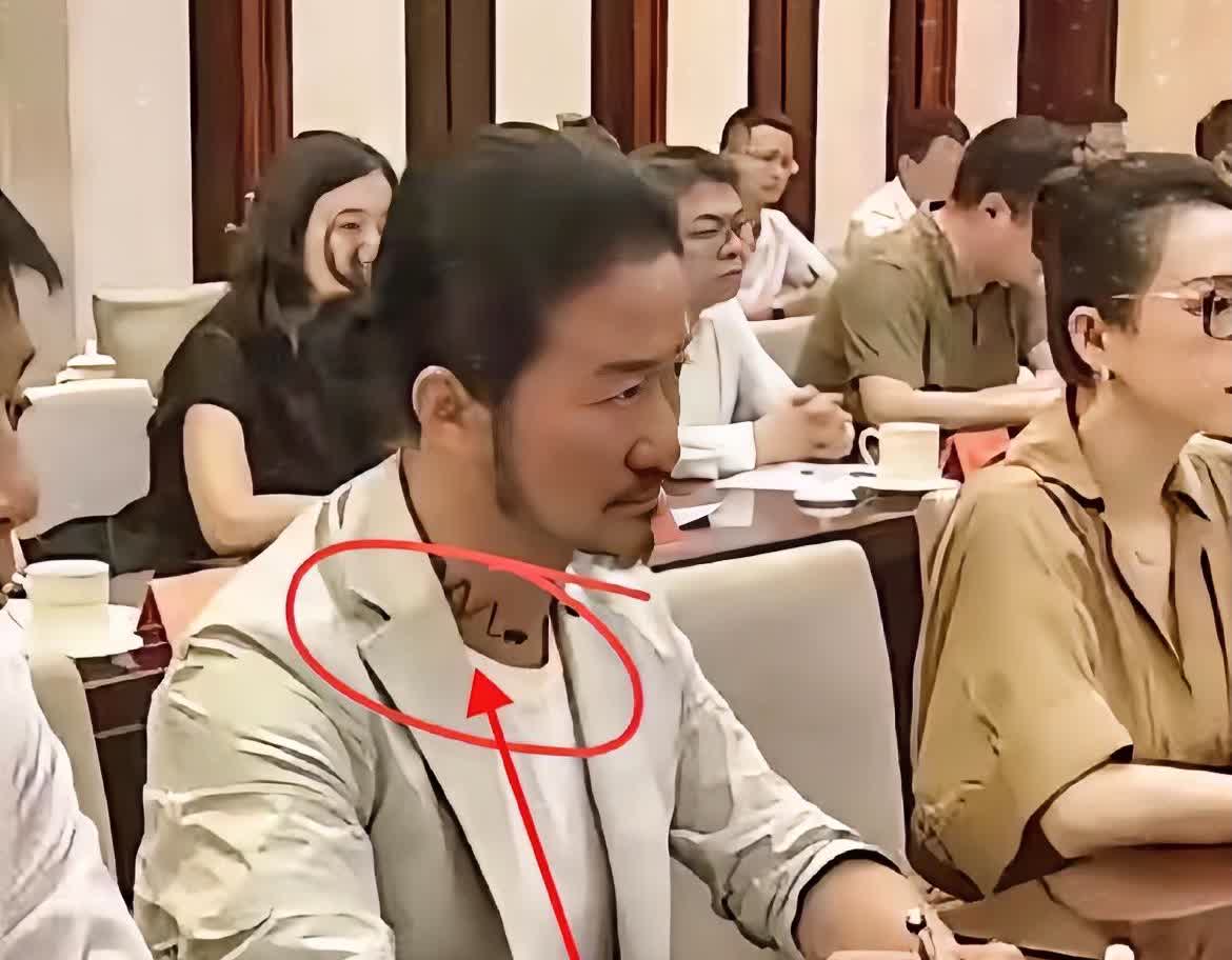吴京怕是怎么也想不到，

脖子上挂个几块钱的发箍，居然能被骂上

热搜。