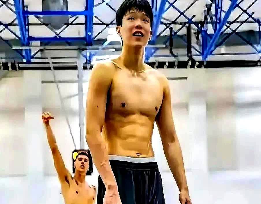 增重到244斤，杨瀚森赌命NBA。
这体重听着吓人，但球探一句“可能变慢”直接