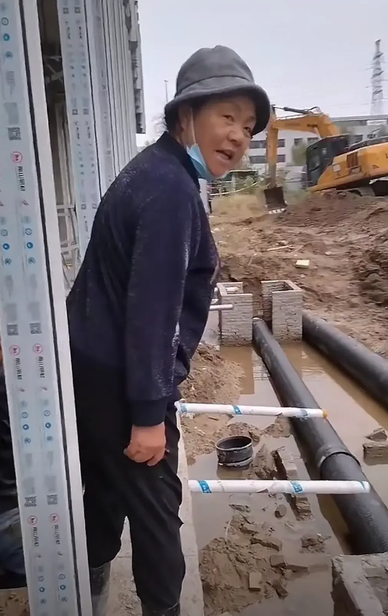 刘强东幸亏随了她妈妈的性格，才有了今天的成就。看到在工地上老太太戴个棉帽子把戴白