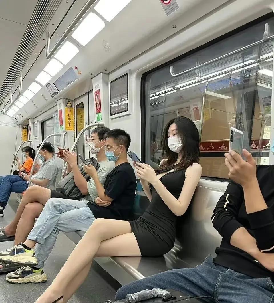 地铁里碰见个大美女
口罩一戴，脸都瞧不太清
但就扫了一眼她的腿
直接给人看呆！这