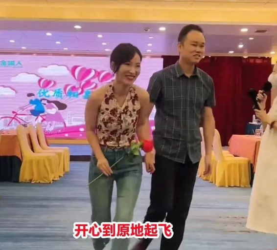 五一前广州有个相亲会，来了个95年小姑娘，特意穿了露背短T和紧身裤，想靠身材吸引