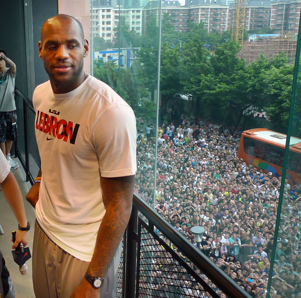 你觉得詹姆斯能否继续刷新历史，冲击更高的得分纪录，甚至成为 NBA 历史上无可争