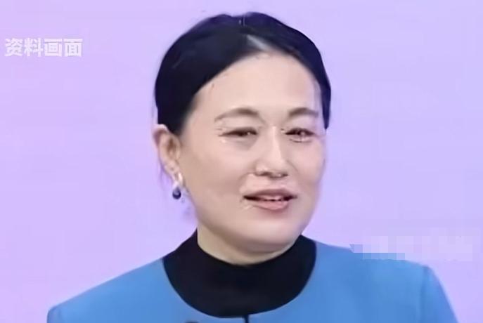 果然在厉害的学校，都避免不了粗心。
清华在种绿植的时候，因为没拉施工线，
导致去