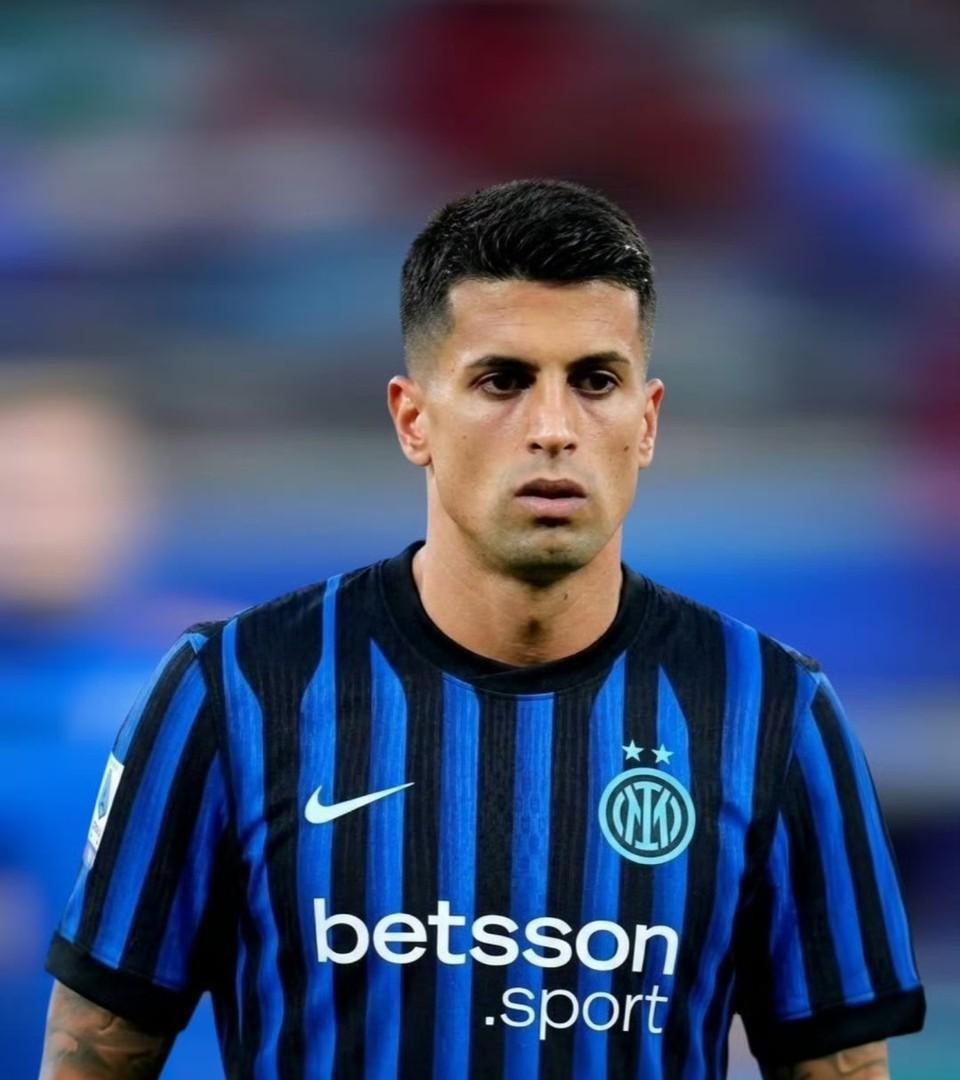 要下树了？据国米跟队记者比亚辛的消息，国米和利雅得新月已经就坎塞洛的租借事宜达成