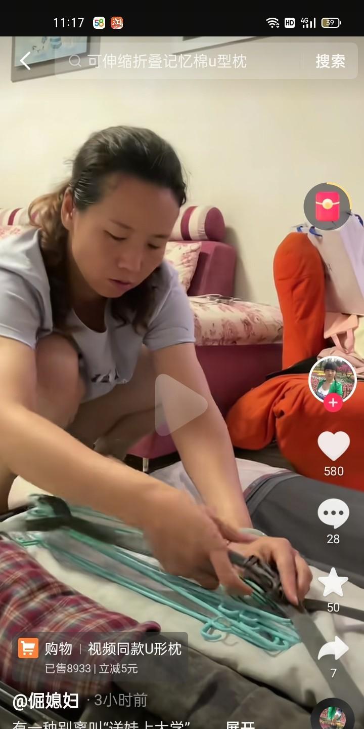 华强终于把他儿子送走了，这天天把他两口子忙活的，拿起啥东西都是给他儿子准备的，赶