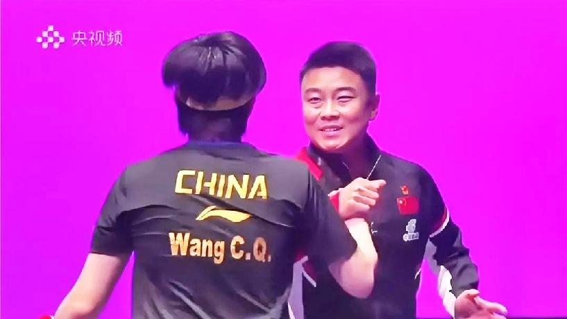 王皓也是等来了自己的好日子，
终于开心地笑了。
王楚钦用实力证明了，
乒乓球队还