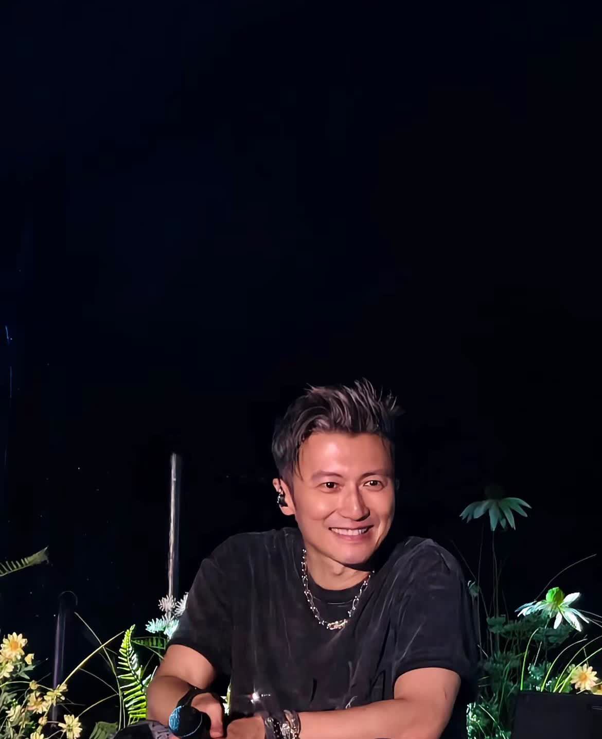 这才是香港顶流啊！
不需要化妆，不需要换很多衣服，不需要请嘉宾支持助唱，甚至都