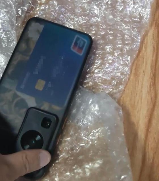 四川成都，有男子凌晨乘坐网约车，上车后将手机放在中控台充电，下车时却忘拿了。男子