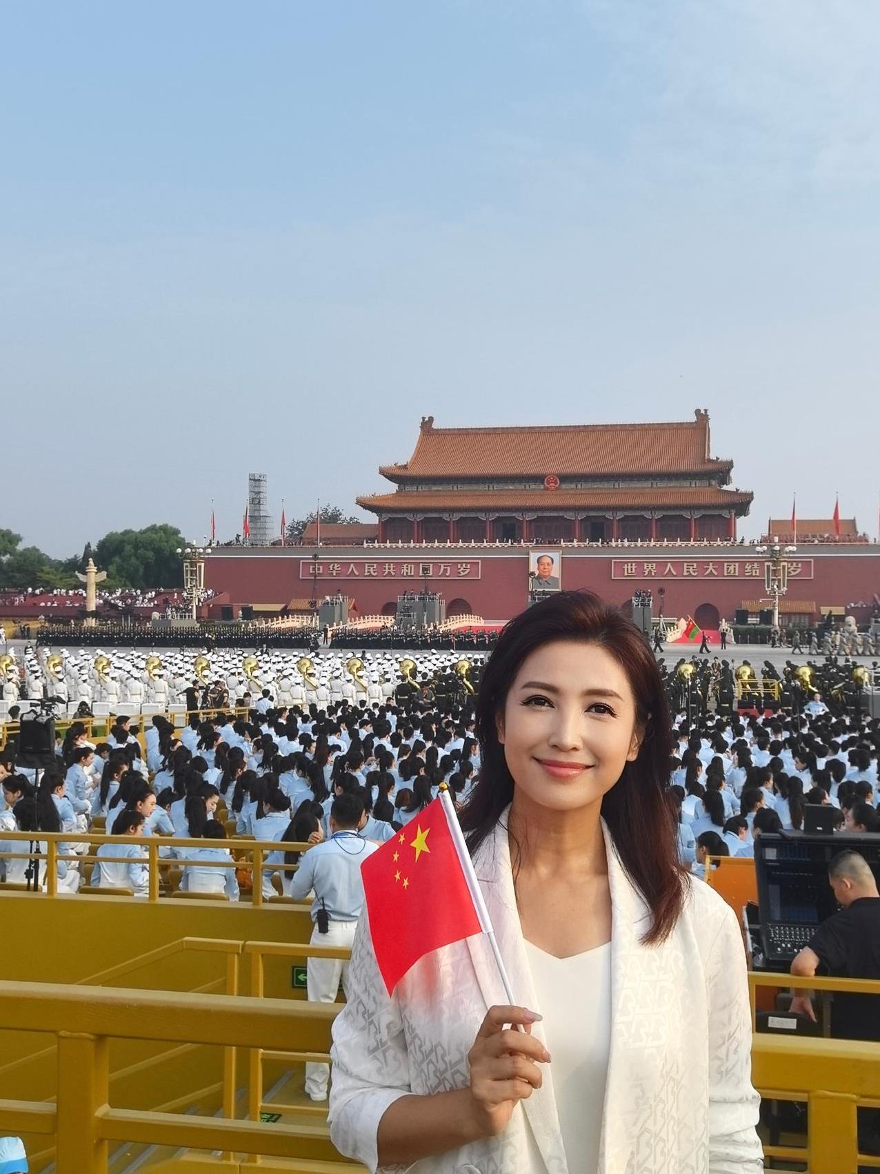 不愧是央视遗珠，被北京卫视抢走的顶级主持人，她也不止一次去观礼了，这次又去看大阅