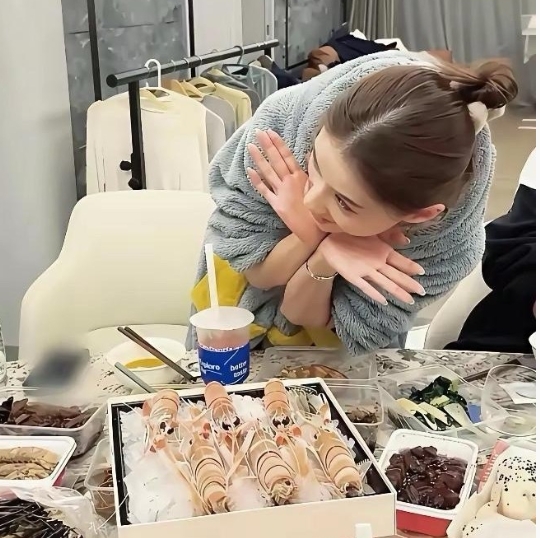 赌王千金怎能懂老百姓何不食肉糜的心酸啊，她一顿外卖都能抵普通人几个月甚至一年的工