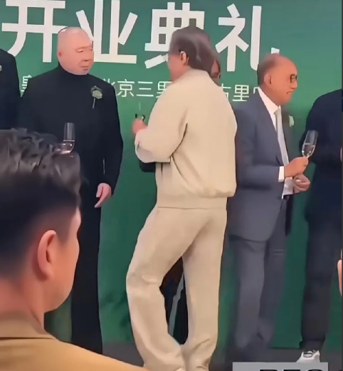 成龙占据冯小刚C位，冯小刚酒杯一放，没喝就下台了

网友问冯小刚和成龙谁更有地位