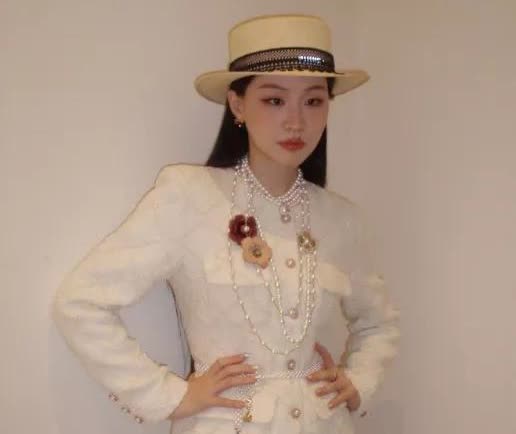 32岁的金靖。

给所有女人都提了个醒。

长相跟身材不重要，最重要的是