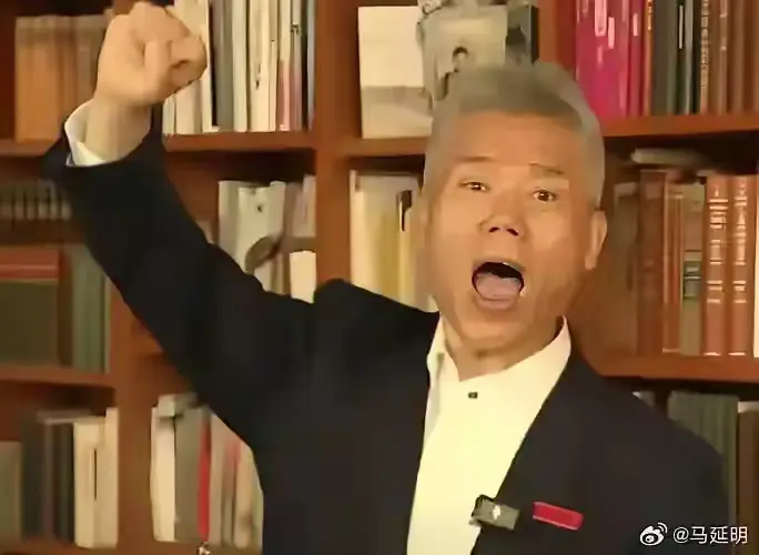司马南胸前戴着小牌牌，振臂高呼啥呢？