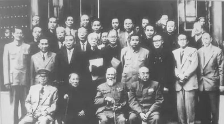 黑白老照片分享。
1954年9月，第一届全国人民代表大会第一次会议期间，时任国防