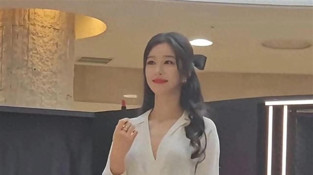 徐睿知辟谣后首次出席活动笑容甜美身材高挑，和以往清冷气质不同