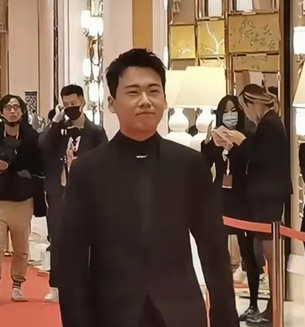 郭麒麟攒钱小妙招











想不到吧！郭麒麟竟然这么省！衣服都靠赞助