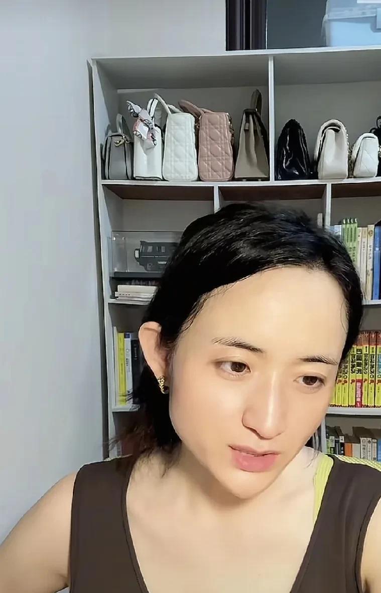 36岁的大龄剩女雅典娜说，她是真的嫁不出去了。
36岁的雅典娜开始渐渐接受现实，
